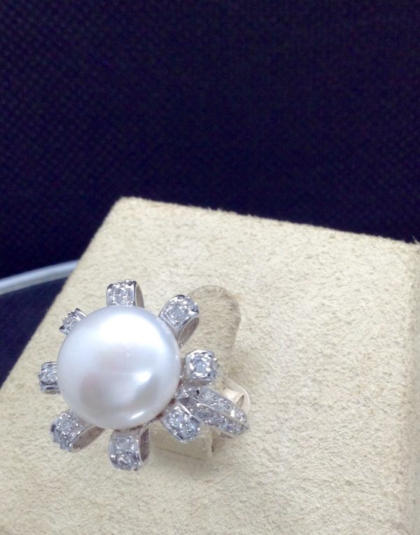 Side view 11mm Fresh Water Pearl with 1.00 Ct Diamond 18k White Gold Flower Ring on a jewelry box
