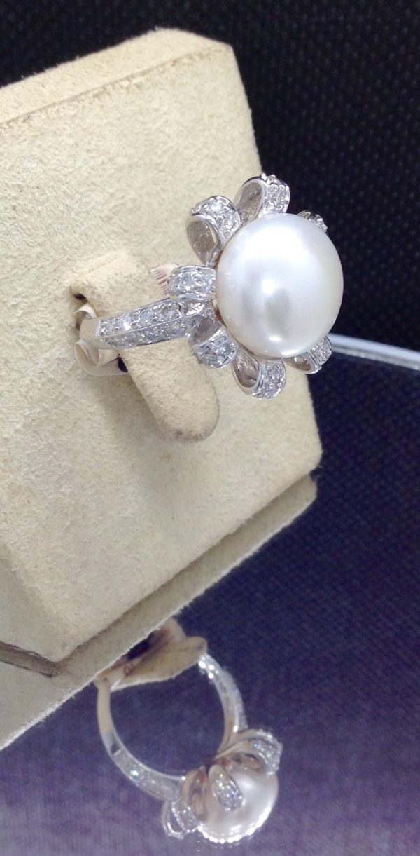Side view 11mm Fresh Water Pearl with 1.00 Ct Diamond 18k White Gold Flower Ring on a jewelry box